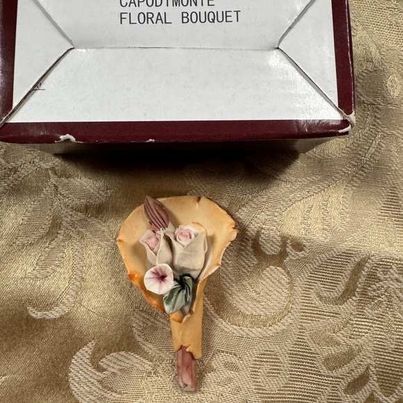 Vintage Victorian Trading Co. Ceramic Floral Bouquet – Capodimonte Style - Picture 5 of 5